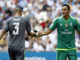 El portero del Real Madrid, Keylor Navas (d) junto al defensa Pepe. EFEA/Archivo