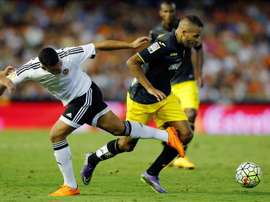 El defensa del Valencia, Rubén Miguel Nunes Vezo (i) disputa un balón con el delantero del Granada, Youssef El Arabi (d), durante el encuentro correspondiente a la sexta jornada de primera división, disputado anoche en el estadio de Mestalla, Valencia. EFE