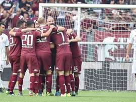 El centrocampista del Torino FC Marco Benassi celebra con sus compañeros el 2-0 logrado ante el US Palermo en el estadio Olímpico de Turín, Italia. EFE/EPA