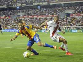 El defensa del Valencia busca una salida. EFE