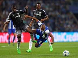 El jugador del Oporto Brahimi (c) disputa el balón con Ramires (i) y Mikel (atrás), del Chelsea, durante un partido entre el Oporto y el Chelsea por el grupo G de la Liga de Campeones, en el estadio Dragao de Oporto (Portugal). EFE