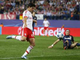 El delantero del Benfica, Goncalo Guedes marca gol ante el Atlético de Madrid, el segundo del equipo, en el encuentro del grupo C de Liga de Campeones, que se jugó en el estadio Vicente Calderón. EFE