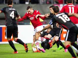 El jugador del AZ Alkmaar Vincent Janssen (c) pelea por el control del balón con el jugador del Athletic Club Aymaric Laporte (izda), durante el partido del grupo L de la Liga Europa disputado en Alkmaar, Holanda. EFE
