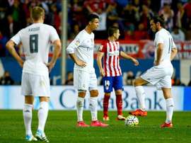 El delantero portugués del Real Madrid Cristiano Ronaldo (2i) y el centrocampista galés Gareth Bale (d) durante el partido frente al Atlético de Madrid de la séptima jornada de Liga que se jugó en el estadio Vicente Calderón de Madrid. EFE