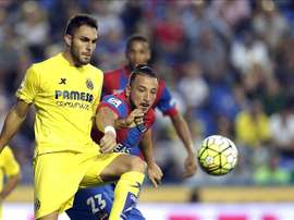 El delantero argelino del Levante Nabil Ghilas (d) disputa un balón con defensa del Villarreal Víctor Ruiz (i), durante el partido de la séptima jornada de Liga. EFE