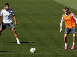 Los centrocampistas del Real Madrid, el brasileño Carlos Henrique Casemiro (i) y el noruego Martin Odegaard, durante un entrenamiento. EFE/Archivo