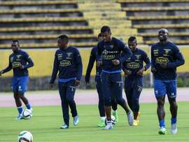 Los jugadores de la selección de fútbol de Ecuador participan de un entrenamiento, este 11 de octubre, en el estadio Atahualpa, en Quito (Ecuador), con miras al partido por las eliminatorias del Mundial Rusia 2018 en el que enfrentarán a Bolivia el próximo 13 de octubre. EFE