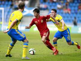 El centrocampista de la selección española sub 21 Oliver Torres (c) pugna entre Wahlqvist (i) y Mrabti (d), de Suecia, durante el partido correspondiente a la fase de clasificación para el Europeo de 2017 que ambas selecciones disputan hoy en el Estadio Heliodoro Rodríguez López de Santa Cruz de Tenerife. EFE
