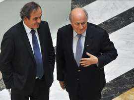 El presidente de la FIFA, Joseph Blatter (dcha), habla con el presidente de la UEFA, Michel Platini (izq). EFE/Archivo
