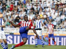 El delantero del Atlético de Madrid Jackson Martínez (d), ante el defensa de la Real Sociedad Íñigo Martínez (i), durante el partido de la octava jornada de Liga de Primera División en el estadio de Anoeta de San Sebastián. EFE