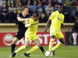 El centrocampista mexcano del Villarreal Jonathan Dos Santos (c) y el centrocampista eslovaco del Viktoria Plzen, Patrik Hrosovsky (i) luchan por el balón durante el partido de la segunda jornada del grupo E, de la Liga Europa que disputaron en el estadio El Madrigal. EFE/Archivo