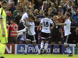 El centrocampista del Valencia CF, Sofian Feghouli (i), celebra el primer gol ante el KAA Gent, durante el partido de la tercera jornada de la fase de grupos de Liga de Campeones que se jugó en el campo de Mestalla, en Valencia. EFE