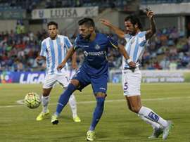 El centrocampista del Getafe Ángel Lafita (i) disputa un balón con el argentino Marcos Angeleri, del Málaga, durante el partido, correspondiente a la cuarta jornada de Liga en Primera División. EFE/Archivo