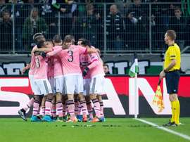 Jugadores de la Juventus celebran después de anotar el gol del empate 1-1 durante un partido por el grupo D de la Liga de Campeones de la UEFA, entre el Borussia Moenchengladbach y la Juventus de Turín, en Moenchengladbach (Alemania). EFE