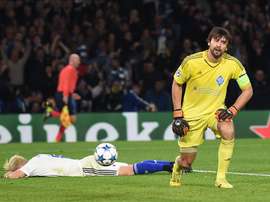 Aleksandar Dragovic de Dynamo (i) reacciona tras hacer un autogol durante un partido por el grupo G de la Liga de Campeones entre el Chelsea y el Dynamo Kiev en Stamford Bridge en Londres (Reino Unido). EFE