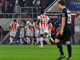 Los jugadores del Olympiacos celebran el gol del empate ante el Dinamo Zagreb durante el juego por el Grupo F de la Liga de Campeones que se disputa en el estadio Karaiskaki de Atenas, Grecia. EFE