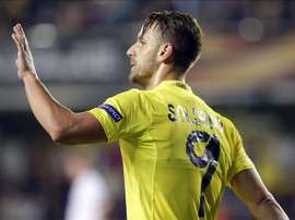 El delantero del Villarreal Roberto Soldado celebra su gol, tercero del equipo, durante el partido correspondiente a la tercera jornada de la fase de grupos de la Liga Europa que Villarreal y Dínamo de Minsk en el estadio de El Madrigal, en Villarreal. EFE
