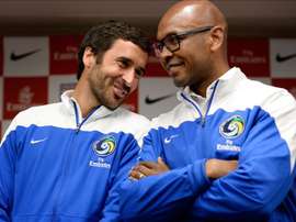 En la imagen, el jugador español del Cosmos de Nueva York Raúl (i), junto a su compañero Marcos Senna (d). EFE/Archivo