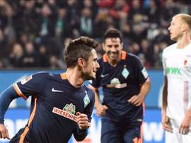 El jugador del Bremen Fin Bartels (I) celebra un gol mientras le persigue su compañero Claudio Pizarro en Augsburg, Alemania. EFE/EPA