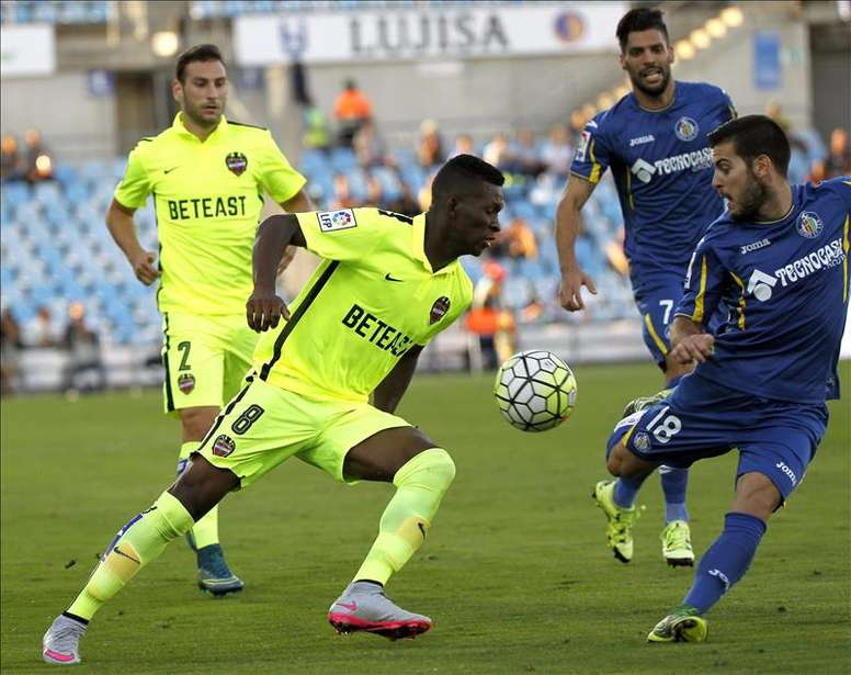 El centrocampista del Levante Jefferson Lerma (i) pelea un balón con el centrocampista del Getafe Víctor Rodríguez (d) durante el partido de la sexta jornada de Liga que ambos equipos disputaron en el estadio Coliseum Alfonso Pérez de Getafe. EFE/Archivo