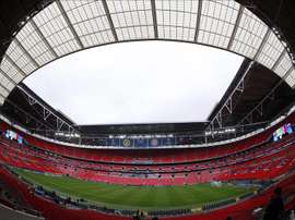 Brazaletes negros y minuto de silencio en Wembley en recuerdo de las víctimas. EFE/Archivo