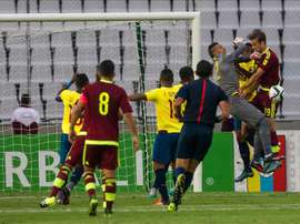El arquero de Ecuador, Esteban Dreer (2d), disputa el balón con Christian Santos (d), de Venezuela este 17 de noviembre de 2015, durante un juego en el estadio Cachamay, en la ciudad de Puerto Ordaz (Venezuela), por las eliminatorias suramericanas al Mundial Rusia 2018. EFE