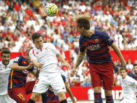 El centrocampista croata Ivan Rakitic (d) intenta el remate de cabeza ante la oposición del defensa italiano del Sevilla Marco Andreolli. EFE/Archivo