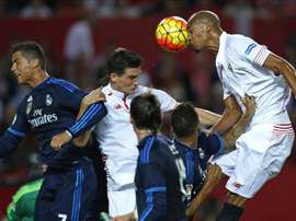 El centrocampista francés del Sevilla Steven NZonzi (d) efectúa un remate en presencia de su compañero Marco Andreolli (c) y del delantero portugués del Real Madrid Cristiano Ronaldo. EFE/Archivo