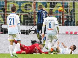 El delantero del Fc Inter Mauro Icardi logra el 2-0 al superar al portero del Frosinone Nicola Leali durante el partido de la Serie A que han jugado Inter Milan y Frosinone en el Giuseppe Meazza de de Milan, Italia. EFE/EPA