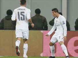 El delantero portugués del Real Madrid, Cristiano Ronaldo (dcha), celebra el primer gol conseguido ante el Shakhtar Donetsk durante el partido del grupo A de la Liga de Campeones disputado en el Arena de Lviv, Ucrania. EFE