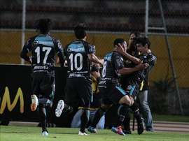 El Deportivo Quito continúa suspendido en la Liga debido a deudas que no pagó el pasado viernes a través de la Federación Ecuatoriana de Fútbol (FEF). En la imagen el registro de otra actuación del Deportivo Quito, que está al borde del descenso en el futbol de Ecuador. EFE/Archivo
