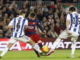 El jugador argentino del FC Barcelona Leo Messi chuta a puerta ante los defensa de la Real Sociedad Íñigo,iz., y Yiri, durante el partido correspondiente a la decimotercera jornada de Liga que ambos equipos han disputado en el estadio Camp Nou de Barcelona, que finalizó con el resultado de 4-0. EFE