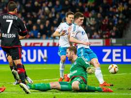 L'attaquant du Leverkusen, Chicharito face au gardien du Schalke Ralf Faehrmann en Bundesliga. AFP