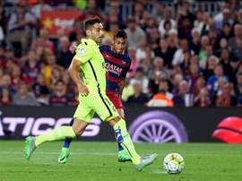 El delantero brasileño del FC Barcelona Neymar da Silva (d) y el defensa del Levante Ángel Trujillo. EFE/Archivo