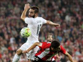 El defensa del Real Madrid Daniel Carvajal (i) y el centrocampista del Athletic Sabin Merino, durante el partido correspondiente a la quinta jornada disputado en el campo bilbaino de San Mamés. EFE/Archivo
