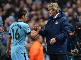 El jugador del Manchester City Sergio Aguero (i) es felicitado por su entrenador, Manuel Pellegrini (d). EFE/Archivo