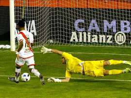 El delantero guineano del Rayo Vallecano Lassane Bangoura (i) marca el primer gol del equipo frente al portero húngaro Balázs Megyeri, del Getafe CF, durante el partido de ida de dieciseisavos de final de la Copa del Rey que se jugó en el estadio de Vallecas, en Madrid. EFE