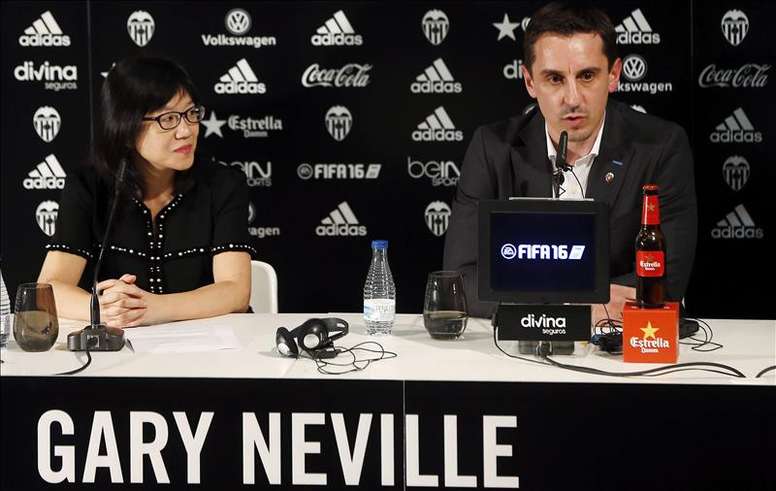 El técnico inglés Gary Neville y la presidenta del Valencia, Lay Hoon Chan, durante su presentación esta tarde en el estadio de Mestalla como entrenador de la primera plantilla del Valencia C.F. hasta el próximo 30 de junio. EFE