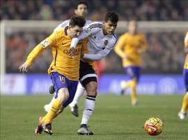 El delantero argentino del F. C. Barcelona, Leo Messi (i), disputa el balón con el centrocampista brasileño del Valencia, Danilo Barbosa da Silva, durante el encuentro correspondiente a la decimocuarta jornada de primera división en el estadio valencianista de Mestalla. EFE