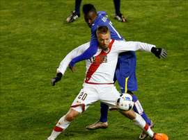 El centrocampista alemán del Rayo Vallecano Patrick Ebert, Ebi (d), disputa un balón con el centrocampista ghanés del Getafe Bernard Mensah (i), durante el partido de ida de dieciseisavos de final de la Copa del Rey, que se jugó en el estadio de Vallecas, en Madrid. EFE/Archivo