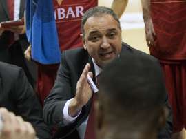 El entrenador del Cai Zaragoza , Andreu Casadevall (c), da instrucciones a sus jugadores. EFE/Archivo