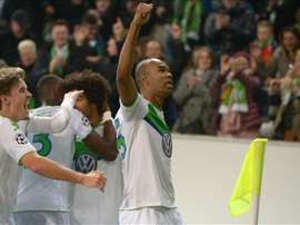 Naldo de Wolfsburg celebra el gol del empate 1-1 durante un partido de la Liga de Campeones por el grupo B entre Wolfsburg y Manchester United en Wolfsburg (Alemania). EFE