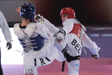 El iraní Armin Hadipour (azul) fue registrado este martes al combatir con el belga Jaouad Achab (rojo), durante la Copa del Mundo por Equipos de Taekwondo, en Ciudad de México. EFE
