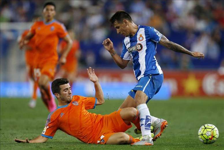 El defensa del Valencia CF José Luis Gayà (i) disputa un balón con el delantero paraguayo del Espanyol Hernán Pérez (d). EFE/Archivo