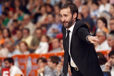 El pívot de la selección española Felipe Reyes (d) observa junto al alero de Grecia Giannis Antetokounmpo (2d) como entra una canasta durante el partido de cuartos de final del Europeo 2015. EFE/Archivo