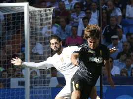 El centrocampista del Real Madrid Isco Alarcón (i) disputa un balón con el centrocampista esloveno del Granada René Krhin (d). EFE/Archivo