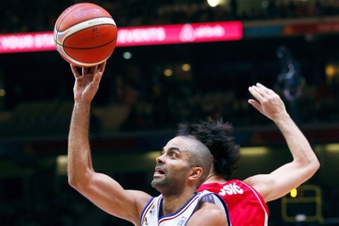 El francés Tony Parker (iz) frente al serbio Milos Teodosic, durante un partido del EuroBasket 2015, jugado en Lille, Francia, en septiembre pasado. EFE/Archivo