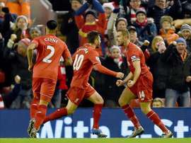 El jugador del Liverpool Jordan Henderson (d) es felicitado por su compañero Adam Lallanaen Anfield, Liverpool, Reino Unido. EFE/EPA