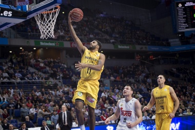 El escolta norteamericano del Herbalife Gran Canaria DJ Seeley, entra a canasta durante el partido de la décima jornada de Liga que disputaron en el Palacio de los Deportes de Madrid. EFE