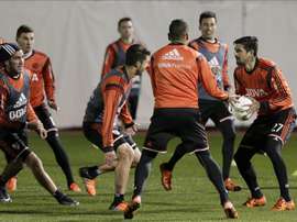 El futbolista del River Plate Luis González (dcha) participa este lunes en una sesión de entrenamiento de cara al partido de semifinales del Mundial de Clubes de Japón 2015 contra el Sanfrecce Hiroshima nipón de mañana en Osaka (Japón). EFE